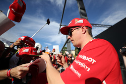 Kimi Raikkonen, Ferrari, firma autografi ai fan nella sessione autografi