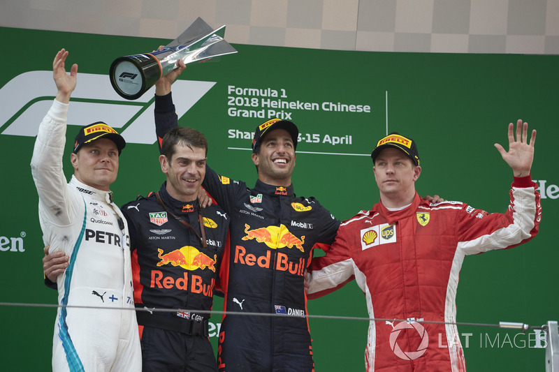 Ganador, Daniel Ricciardo, Red Bull Racing, segundo, Valtteri Bottas, Mercedes-AMG F1, Kimi Raikkonen, Ferrari y Chris Gent