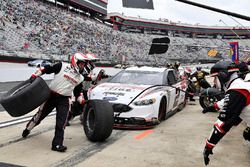 Brad Keselowski, Team Penske, Ford Fusion Discount Tire pits