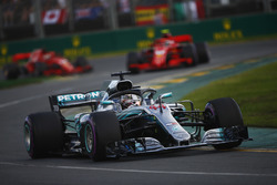 Льюис Хэмилтон, Mercedes AMG F1 W09, Кими Райкконен и Себастьян Феттель, Ferrari SF71H