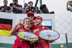 Стратег Ferrari Инаки Руэда, гонщики Себастьян Феттель и Кими Райкконен