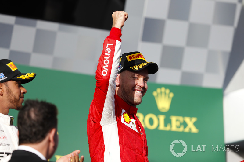 Podio: ganador de la carrera Sebastian Vettel, Ferrari,