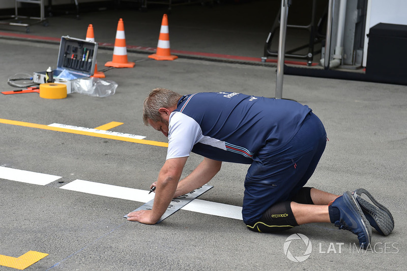 Mekanik Williams menandai pit box