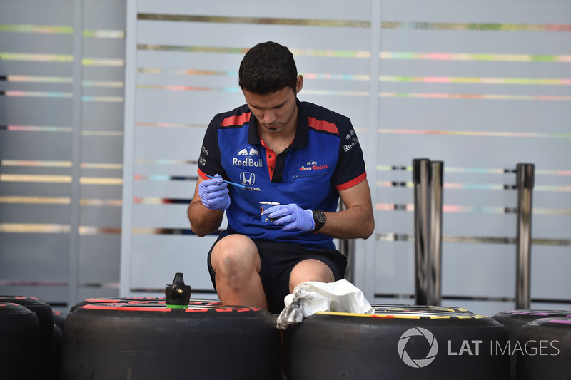 Mekanik Scuderia Toro Rosso dan Pirelli tyres
