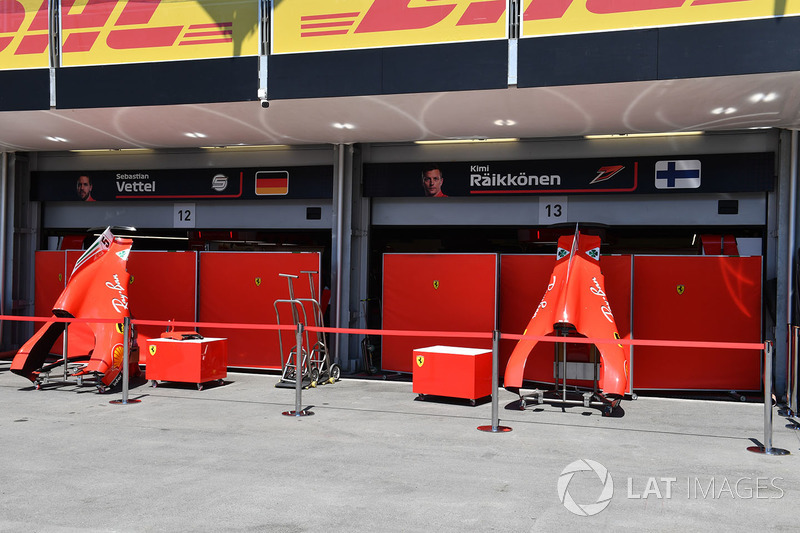 Гараж Ferrari за ширмой