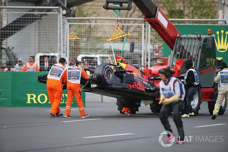 La voiture endommagée de Max Verstappen, Red Bull Racing RB14 est ramenée au stand