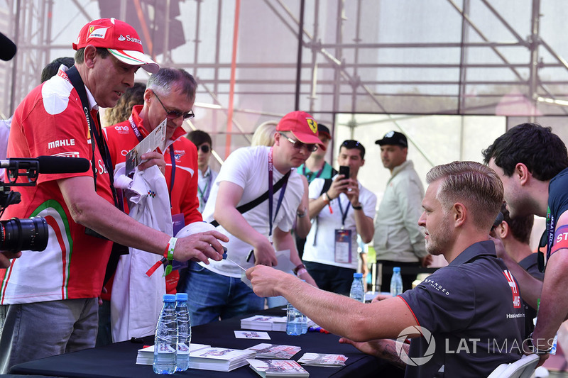Kevin Magnussen, Haas F1 signe des autographes pour les fans