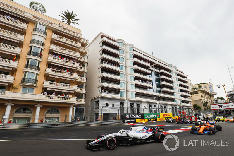 Sergey Sirotkin, Williams FW41, leads Stoffel Vandoorne, McLaren MCL33, Charles Leclerc, Sauber C37, Brendon Hartley, Toro Rosso STR13, and the remainder of the field at the start