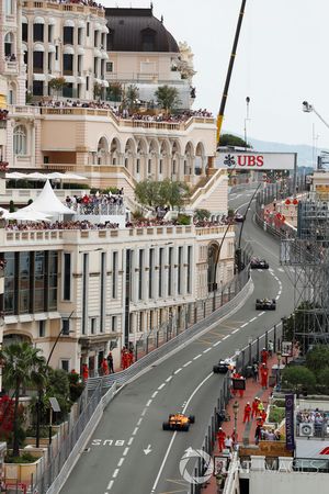 Sebastian Vettel, Ferrari SF71H, achter Sergey Sirotkin, Williams FW41 en Nico Hulkenberg, Renault Sport F1 Team R.S. 18