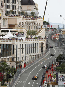 Sebastian Vettel, Ferrari SF71H, achter Sergey Sirotkin, Williams FW41 en Nico Hulkenberg, Renault Sport F1 Team R.S. 18