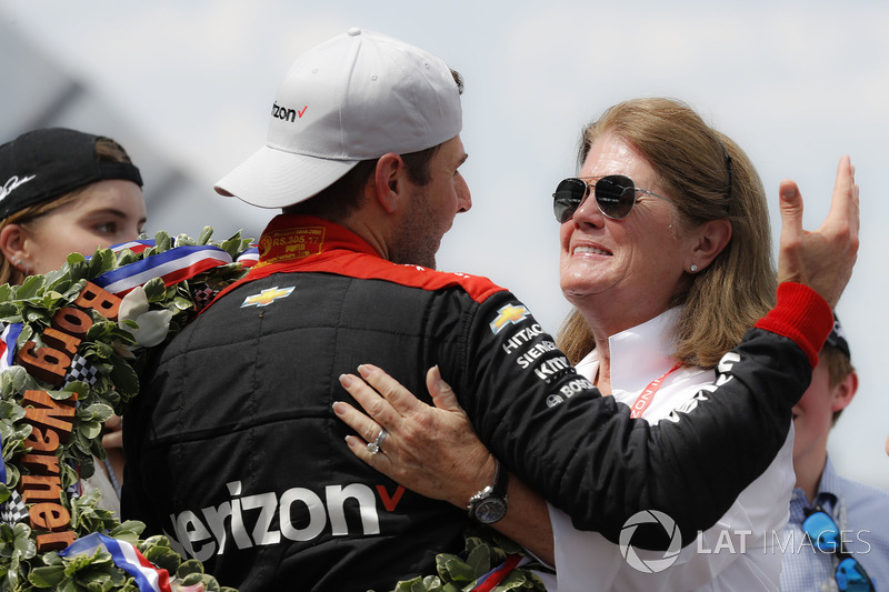 Гонщик Team Penske Chevrolet Уилл Пауэр и Кэти Пенске