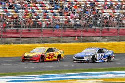Joey Logano, Team Penske, Ford Fusion Shell Pennzoil and Ricky Stenhouse Jr., Roush Fenway Racing, Ford Fusion Fastenal
