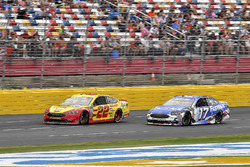 Joey Logano, Team Penske, Ford Fusion Shell Pennzoil and Ricky Stenhouse Jr., Roush Fenway Racing, Ford Fusion Fastenal