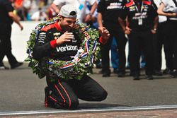 Will Power, Team Penske Chevrolet celebrates the win by kissing the yard of bricks