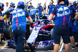 Команда Scuderia Toro Rosso отрабатывает процедуру пит-стопа