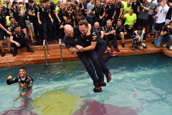 Christian Horner, Red Bull Racing Team Principal en Adrian Newey, Red Bull Racing springen in het zwembad van het Red Bull Racing Energy Station