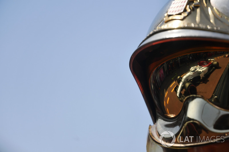 Marcus Ericsson, Sauber C37 reflected in a fireman helmet