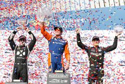 Il vincitore Scott Dixon, Chip Ganassi Racing Honda, il secondo classificato Simon Pagenaud, Team Penske Chevrolet, il terzo classificato Robert Wickens, Schmidt Peterson Motorsports Honda, festeggiano sul podio