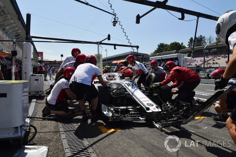 Charles Leclerc, Sauber C37 pit stop