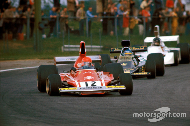 1974, Niki Lauda,Ferrari, precede Ronnie Peterson, Lotus e James Hunt, March