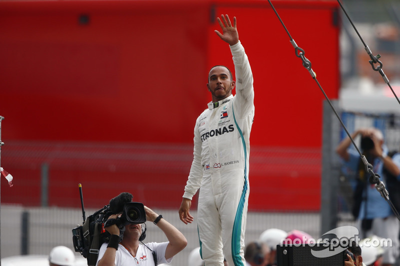 Lewis Hamilton, Mercedes AMG F1, merayakan kemenangan di parc ferme