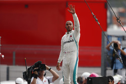 Lewis Hamilton, Mercedes AMG F1, festeggia la vittoria nel parco chiuso