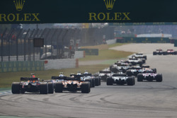 Daniel Ricciardo, Red Bull Racing RB14, derrière une McLaren