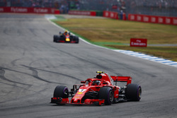 Kimi Raikkonen, Ferrari SF71H, voor Max Verstappen, Red Bull Racing RB14