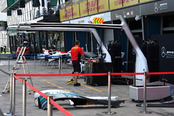 Box de Mercedes AMG F1 y personal de DHl