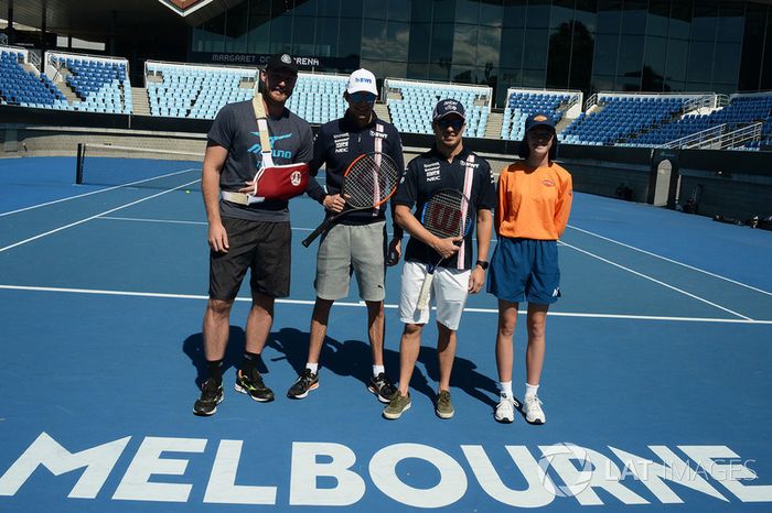 Esteban Ocon, Force India F1 y Sergio Perez, Force India con Sam Groth, tenista, en Melbourne Park