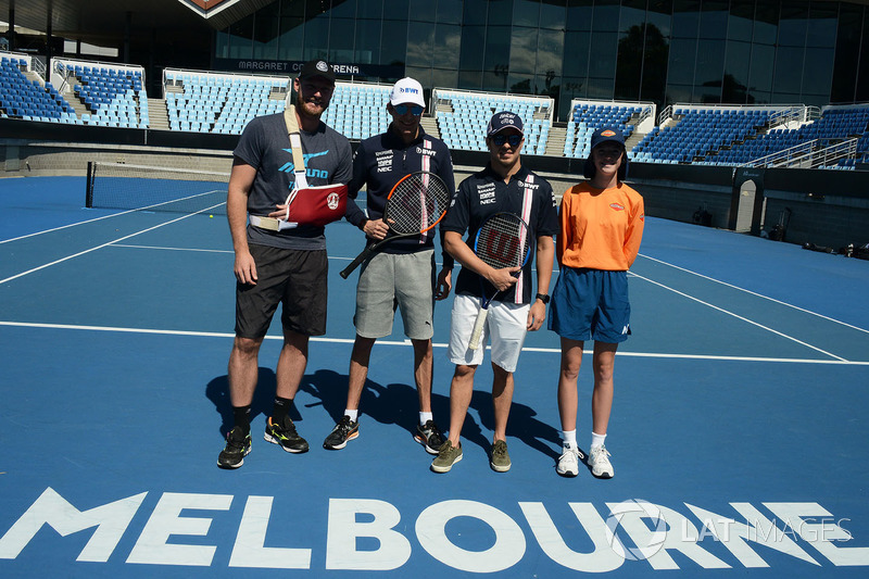 Esteban Ocon, Force India F1 y Sergio Perez, Force India con Sam Groth, tenista, en Melbourne Park
