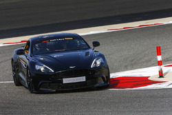 Geri Horner effettua un Hot Lap in una Aston Martin Vanquish S guidata dal marito Christian Horner