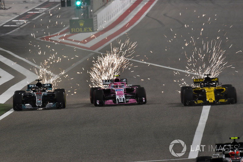 Lewis Hamilton, Mercedes-AMG F1 W09 EQ Power , Sergio Perez, Force India VJM11 and Nico Hulkenberg, Renault Sport F1 Team R.S. 18 battle