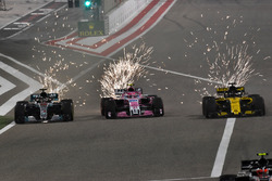Льюис Хэмилтон, Mercedes AMG F1 W09, Серхио Перес, Sahara Force India F1 VJM11, и Нико Хюлькенберг, Renault Sport F1 Team RS18