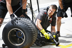 Haas mekanikeri, pit stop antrenmanı