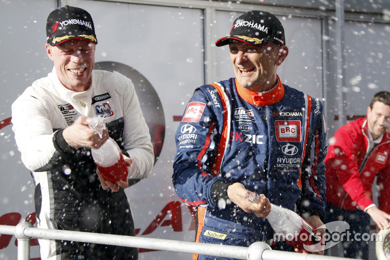 Podium: le vainqueur Gabriele Tarquini, BRC Racing Team Hyundai i30 N TCR, le deuxième Thed Björk, YMR Hyundai i30 N TCR