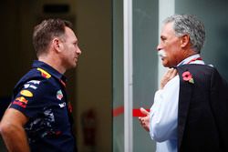 Christian Horner, Team Principal, Red Bull Racing, parla con Chase Carey, Chairman, Formula One