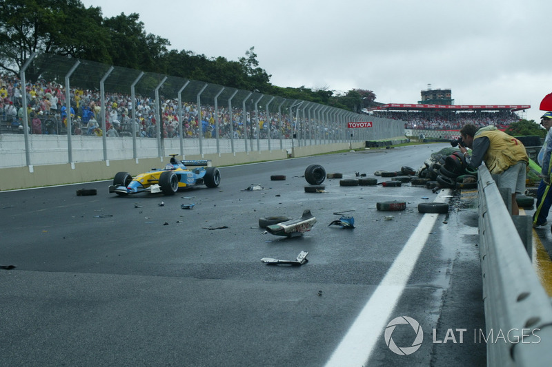 Caos no GP do Brasil de 2003 com acidentes de Webber e Alonso