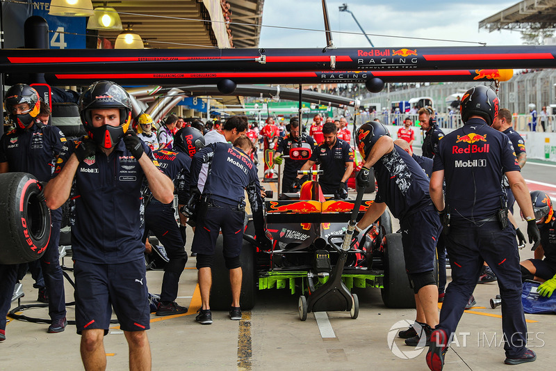Max Verstappen, Red Bull Racing RB13 pit stop antrenmanı