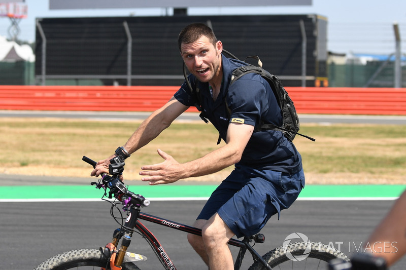 Guy Martin, va in bici lungo il circuito