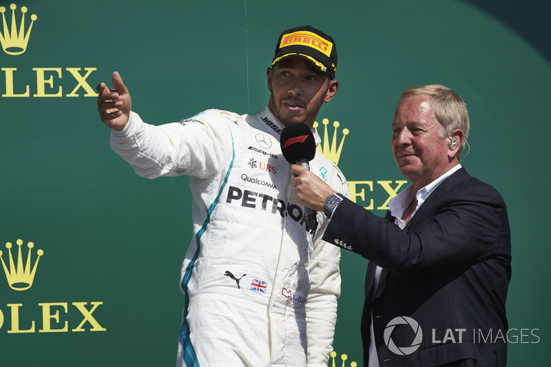 Se em toda sua passagem na F1 hamilton tem 124 presenças no pódio, 75 delas foi com o macacão branco da Mercedes.