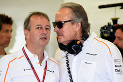 Jonathan Neale, directeur général de McLaren et Mansour Ojjeh, McLaren