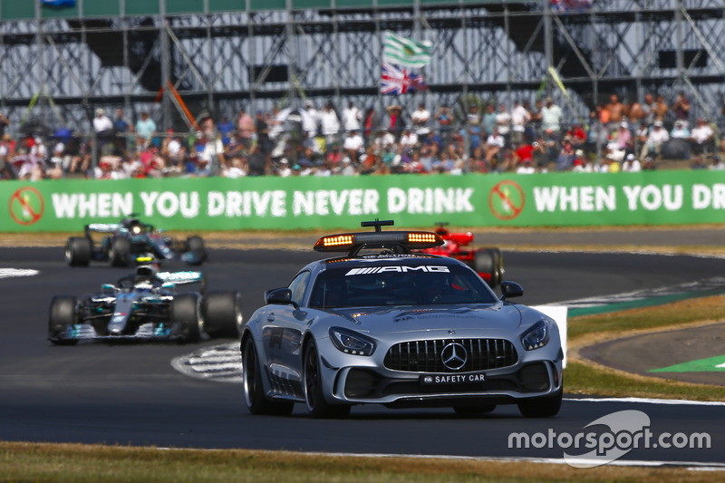 La Safety Car precede Valtteri Bottas, Mercedes AMG F1 W09, e Sebastian Vettel, Ferrari SF71H