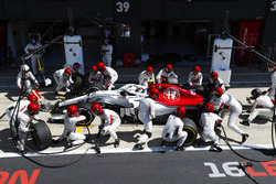 Charles Leclerc, Sauber C37, s'arrête au stand
