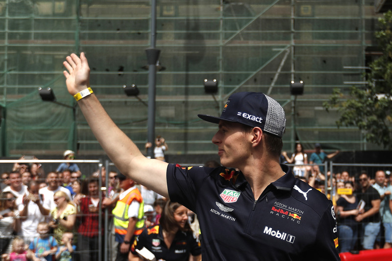 Max Verstappen, Red Bull Racing saluda a la multitud