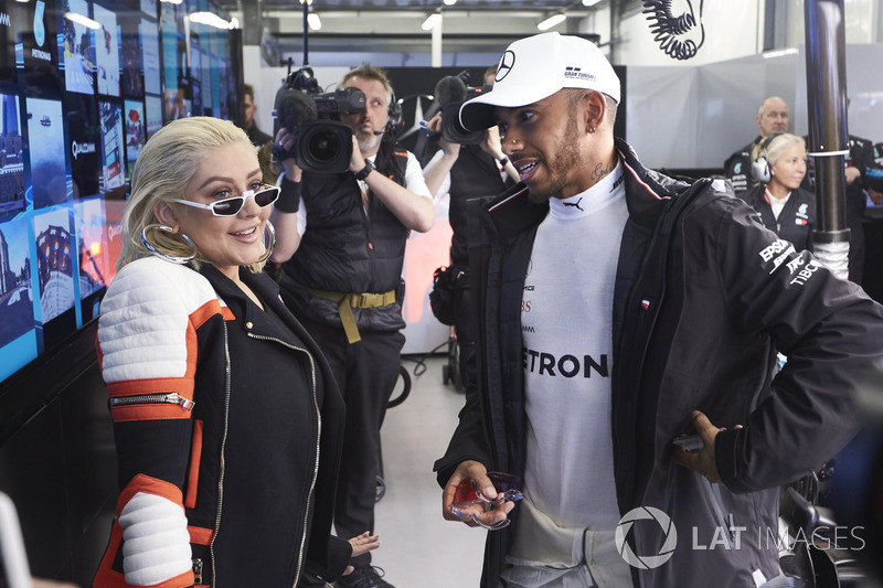 Zangeres Christina Aguilera in de Mercedes pitbox met Lewis Hamilton, Mercedes AMG F1