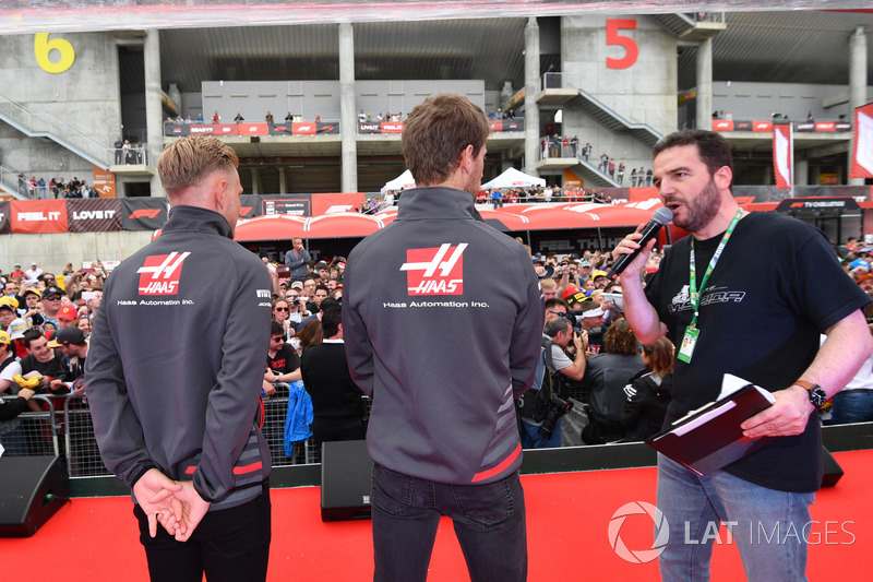 Kevin Magnussen, Haas F1 Team e Romain Grosjean, Haas F1 Team, sul palco