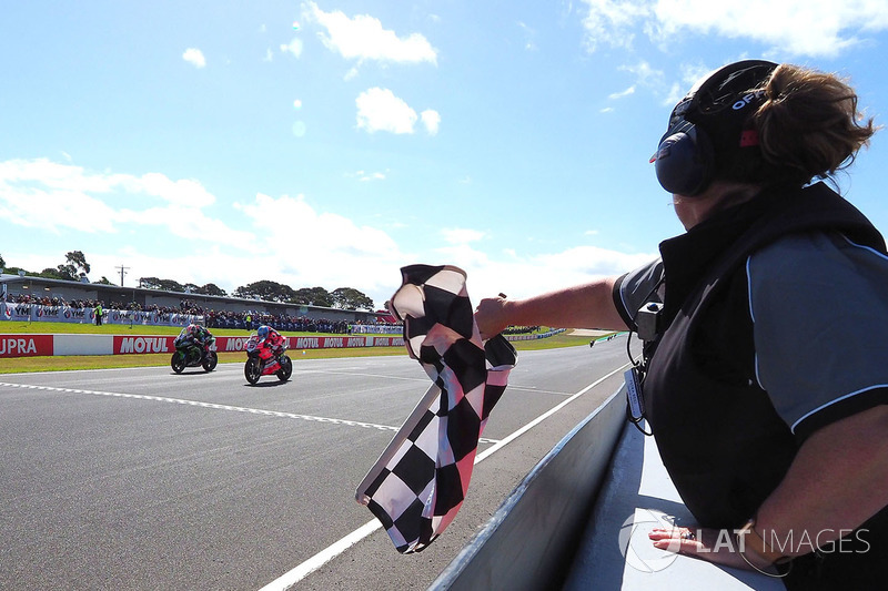 Marco Melandri, Aruba.it Racing-Ducati SBK Team passe sous le drapeau à damier devant Jonathan Rea, Kawasaki Racing