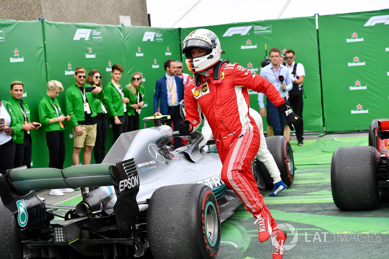 Le vainqueur Sebastian Vettel, Ferrari fête sa victoire dans le Parc Fermé