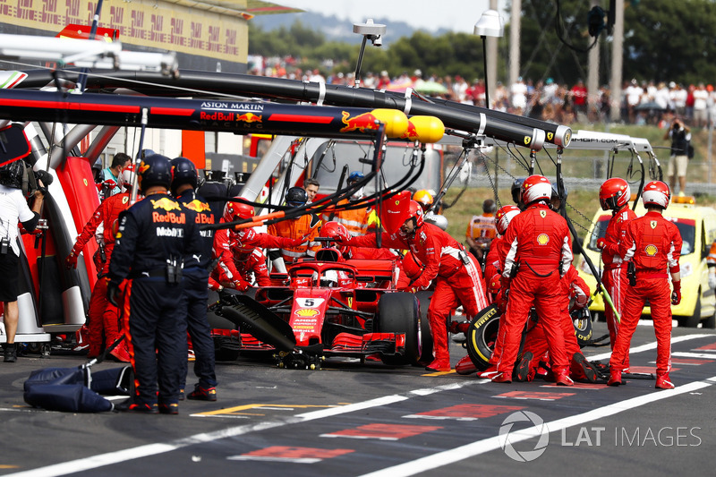 Sebastian Vettel, Ferrari SF71H, in the pits